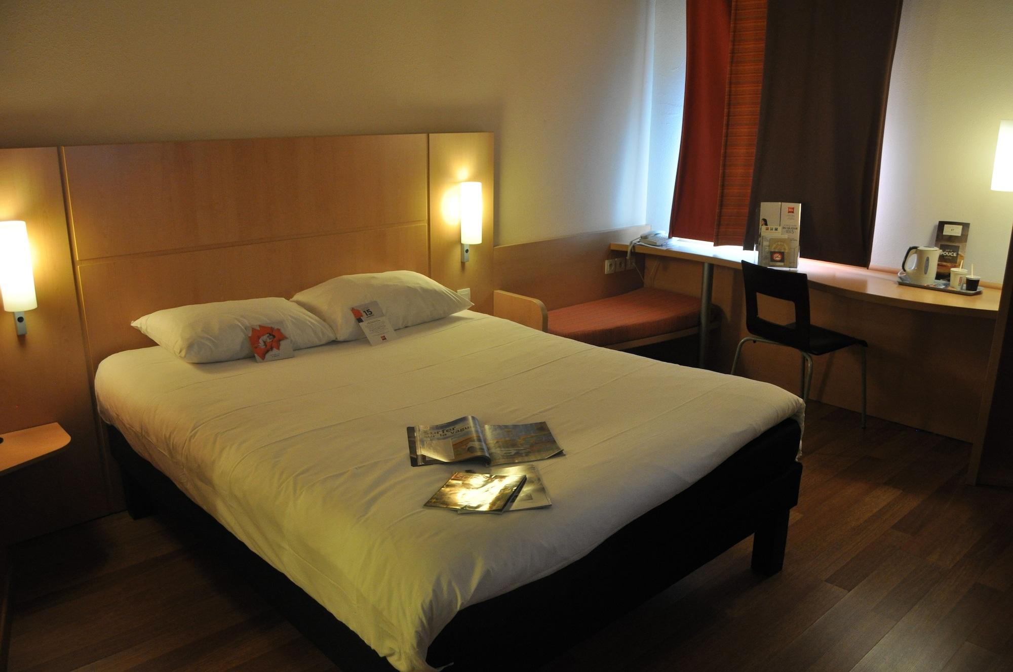 Отель Ibis Martigues Centre Экстерьер фото