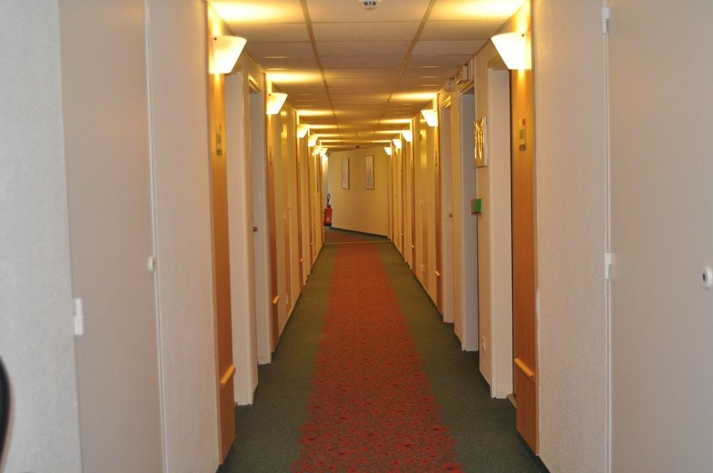 Отель Ibis Martigues Centre Экстерьер фото