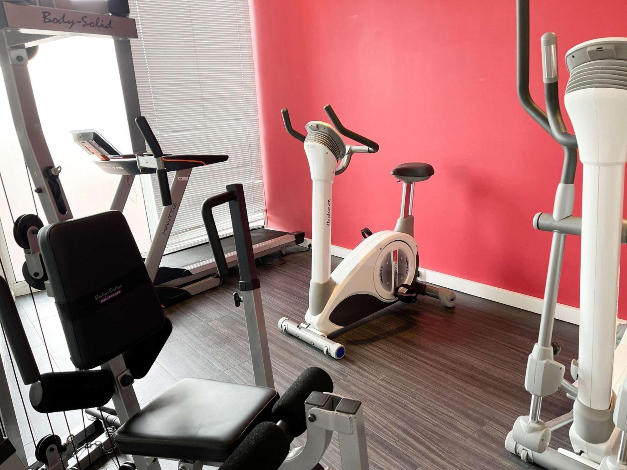 Отель Ibis Martigues Centre Экстерьер фото
